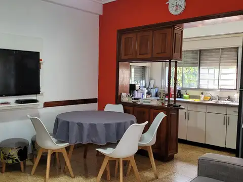 Casa en dos plantas con garaje y patio en Venta- Morón