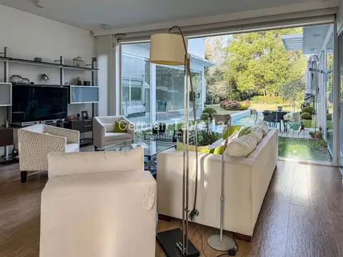 Casa en Venta con 2 cocheras