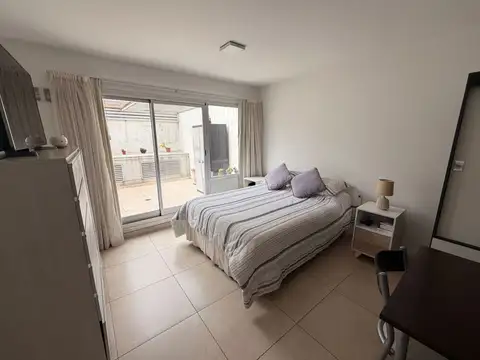 VENTA - MONOAMBIENTE MUY AMPLIO CON PATIO
