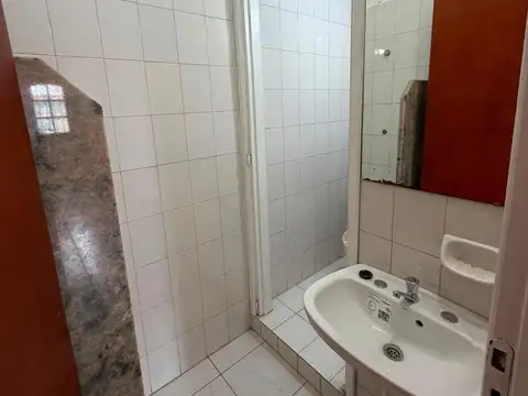 local centro 138m2 total 65m2. en planta s calle Catamarca
