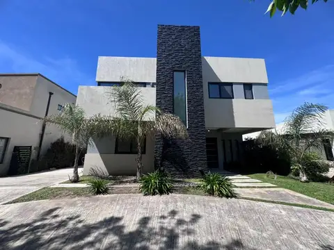Venta de casa en dos plantas con pileta - San Eduardo Pilar del Este