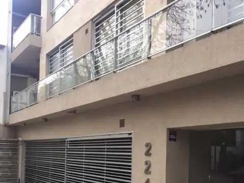 Muy alegre y luminoso departamento de 2 amb. con cochera