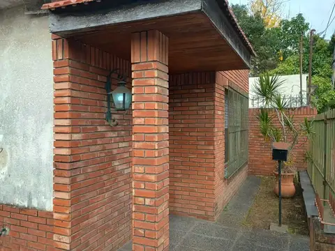 Chalet - Terreno 10x30 - 3 dormitorios - A refaccionar.