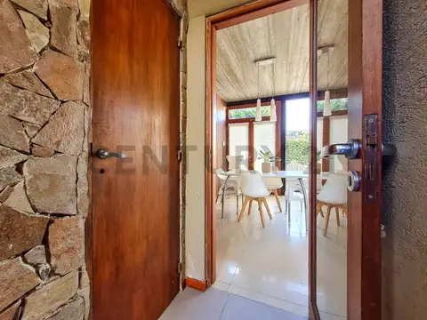 Casa 6 ambientes con 2 baños