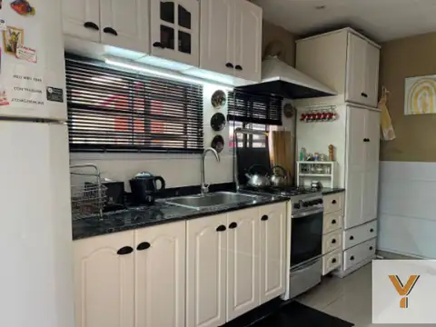 Casa 6 ambientes con 2 baños