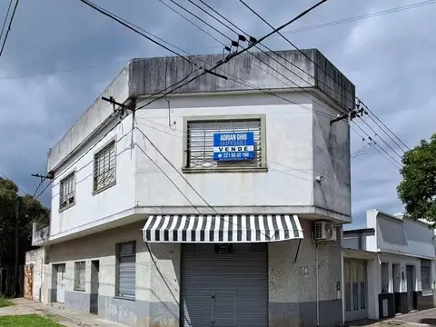 Casa en venta c/ cochera y local comercial en La Plata