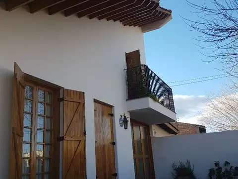 ALQUILER HERMOSA CASA ESQUINA DE CATEGORIA - BARRIO SANTA ANA PRIMER SECTOR. UNICA