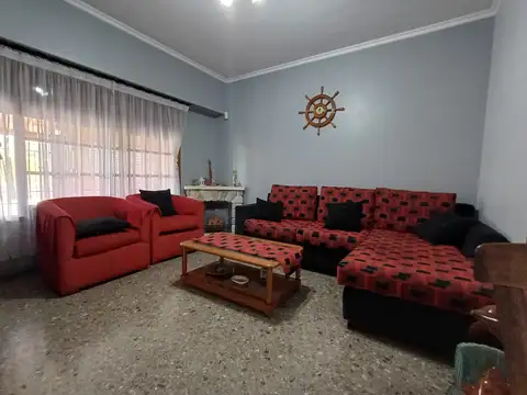 Casa 4 ambientes sobre lote de 295 m2  + cochera + quincho - APTO CREDITO