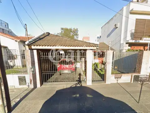 Casa 4 ambientes sobre lote de 295 m2  + cochera + quincho - APTO CREDITO