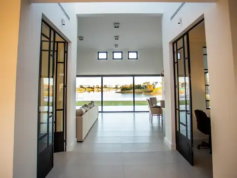 Casa en Venta con 10 cocheras