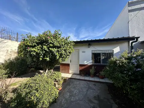 Casa en Venta de 2 dormitorios, parque, quincho y lavadero. Centro Zarate