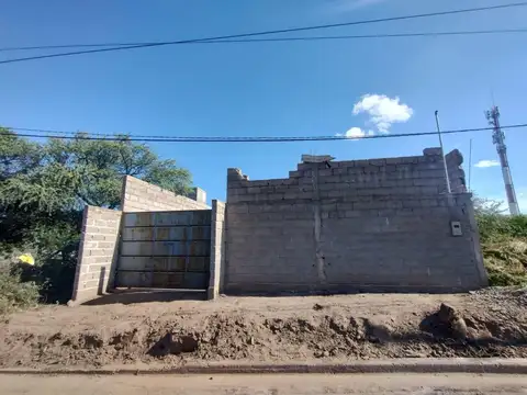 SE VENDE TERRENO CON CASA A TERMINAR EN ZONA ALTA