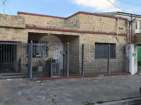 Vende Casa Americana 3 Ambientes .Berazategui.