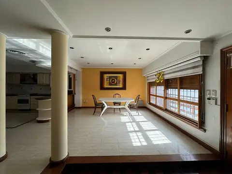 Casa en Venta con 3 cocheras