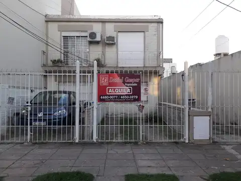 ALQUILER – DEPTO. 2 AMBIENTES C/ENTRADA DE AUTO – AL FRENTE