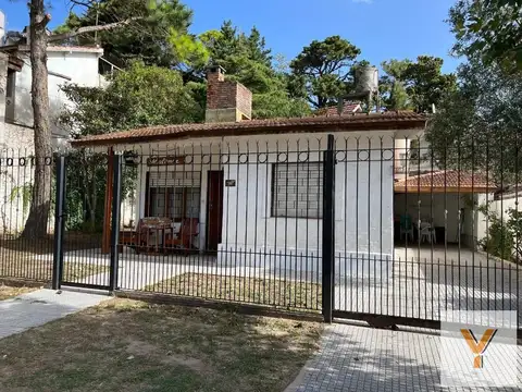 Casa en venta - 2 dormitorios 1 baño - cochera - 85mts2 - Villa Gesell