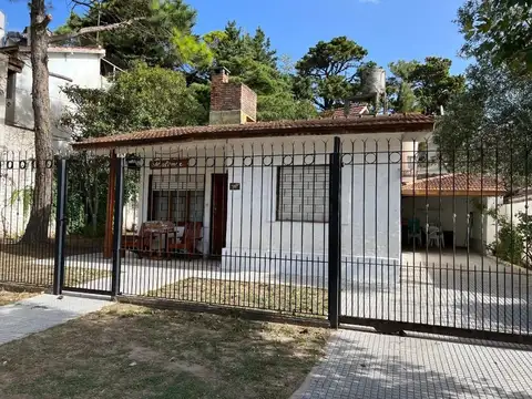 Casa en venta - 2 dormitorios 1 baño - cochera - 85mts2 - Villa Gesell