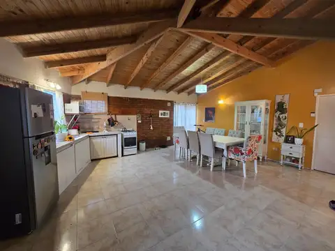 Casa 4 ambientes con 2 baños