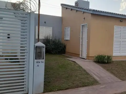 VENDO hermosa casa 2 dormitorios, patio y cochera