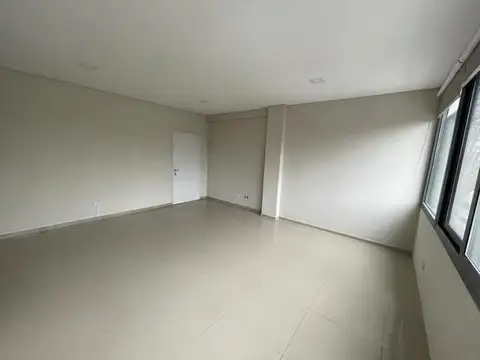 Excelente Oficina en Edificio Torre Italia