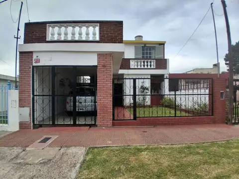 Amplia casa 3 dormitorios y gran patio, paraná