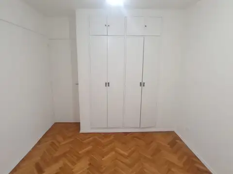 AMPLIO TRES AMBIENTES AL FRENTE CON BALCÓN, BAÑO Y TOILETE!