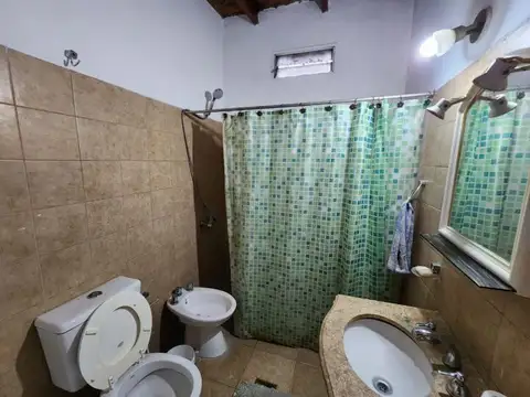 Casa 2 ambientes con garaje descubierto