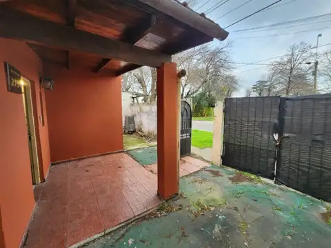 Casa 2 ambientes con garaje descubierto