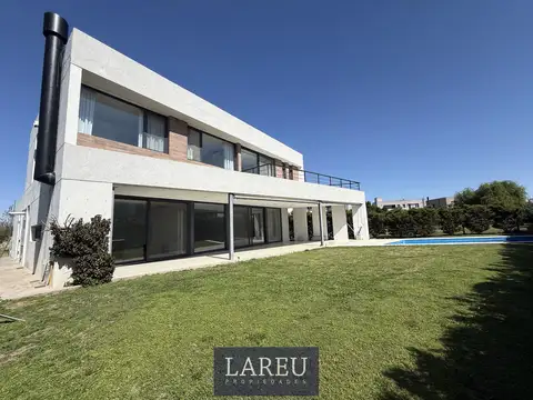 Casa en alquiler en ayres plaza, pilar.