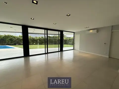 Casa en Alquiler con 2 cocheras