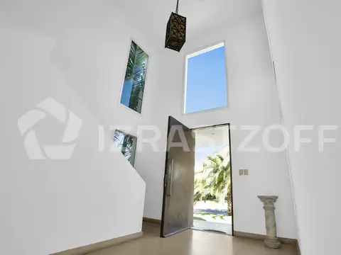 Casa en Alquiler con 2 cocheras