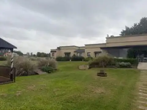 Fastuosa casa en venta sobre terreno 8640 m2