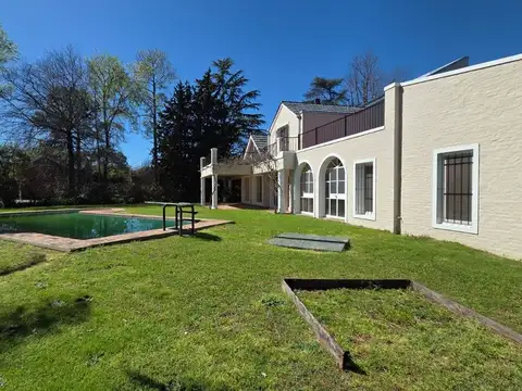 Casa 8 ambientes con 4 baños