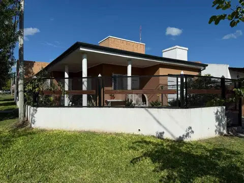 Linda casa 2 dormitorios, El Triangular Oro Verde