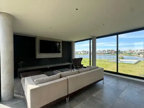 Casa en Alquiler con 2 cocheras