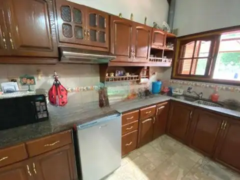 SAN JUSTO VENTA CASA 4 AMBIENTES COCHERA Y PARQUE