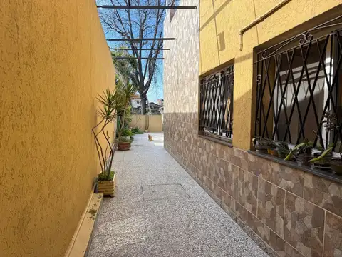 VENTA CASA 5 AMBIENTES CON AMPLIO JARDIN/PATIO Y COCHERA - SAN JUSTO CENTRO