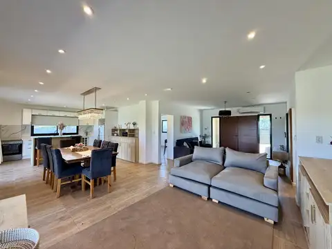 CASA 3 DORMITORIOS QUINCHO COCHERA 4 AUTOS LOTE DE 2750 M2 CROL. DOMINGUEZ