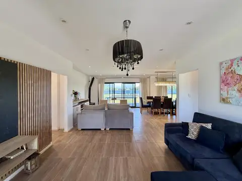 Casa en Venta en Coronel Dominguez, USD 230.000