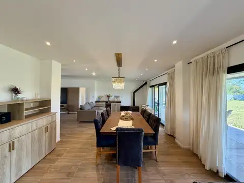 Casa en Venta con 4 cocheras