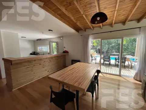 Casa 4 ambientes con 2 baños