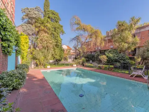 Triplex de 4 ambientes con cochera, quincho, jardín y pileta