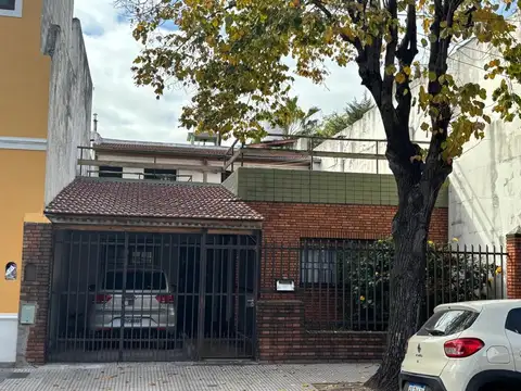 solida casa en 1 planta con 3 dormis, quincho y gran terraza