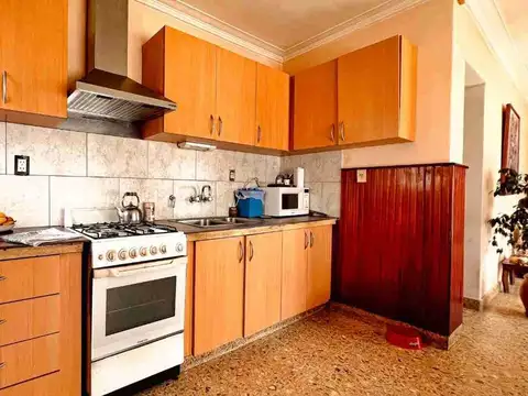 VENTA CASA 4 AMB. ESQUINA COCHERA TERRAZA PATIO