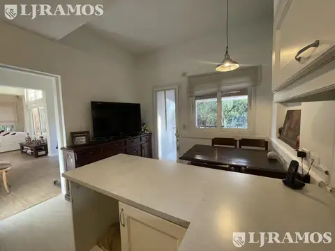 Casa en Alquiler con 2 cocheras