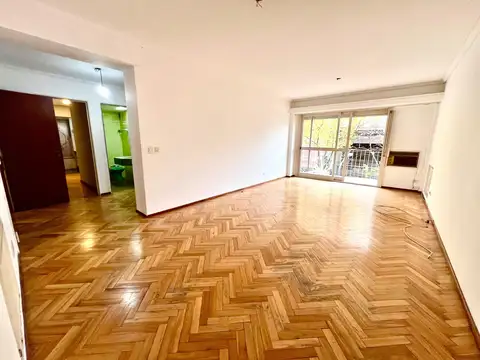 Martínez Centro: Amplio Piso de 3 Amb + Dependencia con Baño. Vista Al Este, Muy Luminoso. 104 m² Cub