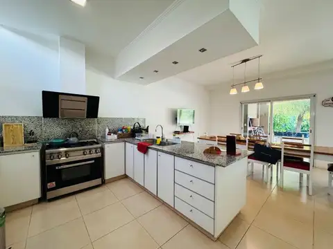 Casa 5 ambientes con 2 baños