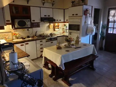 Casa de 6 ambientes con cocheras y dependencia de servicio en venta en Martinez