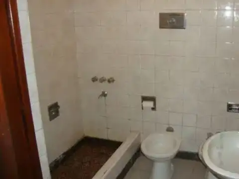 CASA 3 AMBIENTES LOTE 303 MTS2 APROX. PATIO ,LAVADERO ,TERRAZA ,COCHERA Y AL FONDO DEPARTAMENTO