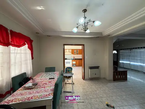 Casa 5 ambientes con 2 baños